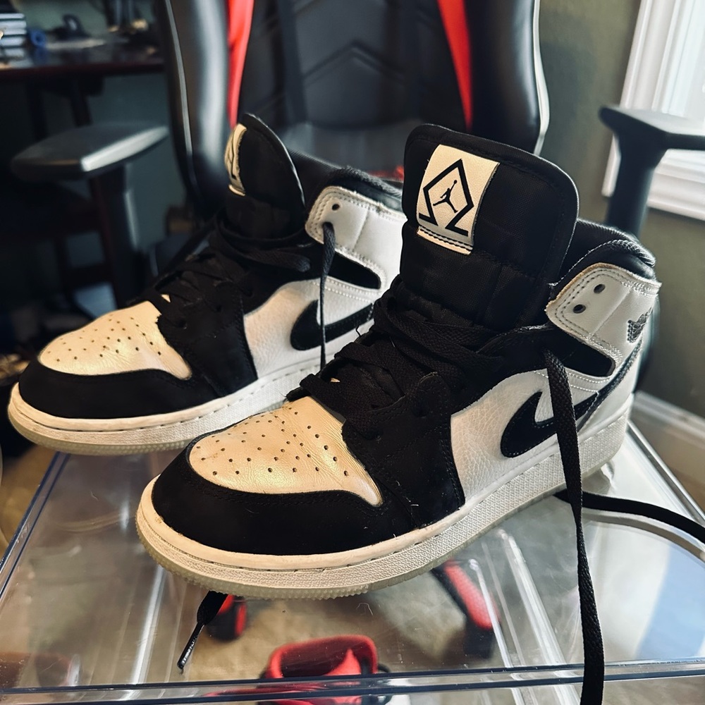 Air Jordan 1 glow in the dark soles with shiny front and back and soft cloth.